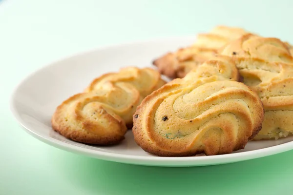 Muchas galletas de mantequilla en un plato blanco — Foto de Stock