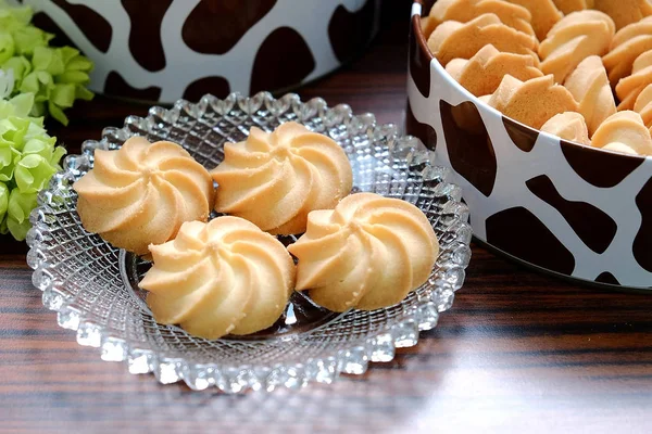 Bir cam tabakta dört kurabiyeleri