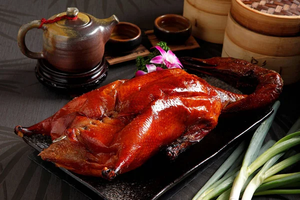 北京烤鸭与茶，传统的中国菜 — 图库照片