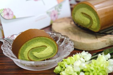 Cam levha üzerinde yeşil çay İsviçre rulo