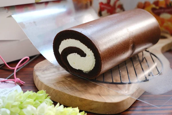 Délicieux chocolat crémeux Swiss Roll, Focus sélectif — Photo