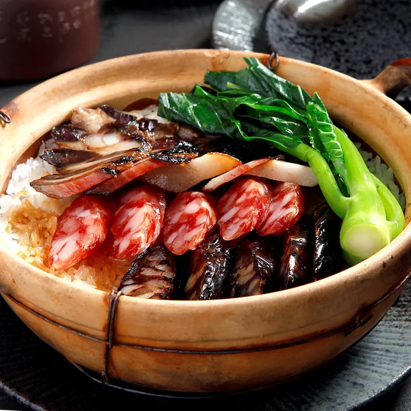 Comida cantonesa, salchicha china y pollo con arroz en arcilla po — Foto de Stock