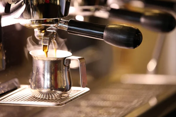 Kahve espresso. Kahve altın espresso yapma espresso makinesi — Stok fotoğraf
