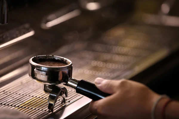 Espresso kahve Barista hazırlanıyor, yakın çekim — Stok fotoğraf