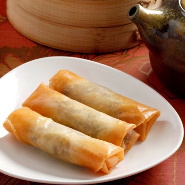 Geleneksel Çince kızarmış beyaz tabakta Çin böreği