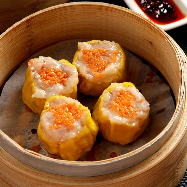 Shrimp siu mai n bamboo steamer, a favorite Chinese snack — Stock Photo, Image