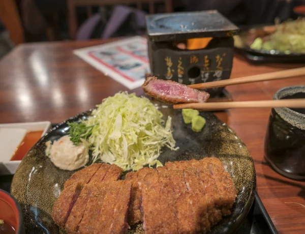 일본 쇠고기 돈 까 스 Wagyu 까 젓가락으로 — 스톡 사진