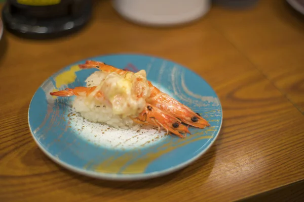 海老寿司、寿司バーで Nigifi 寿司 — ストック写真
