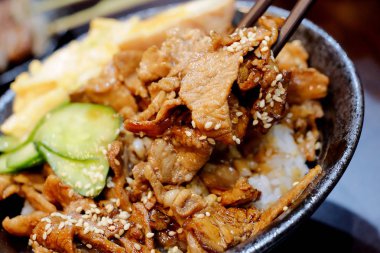 Izgara tavuk teriyaki pirinç, yakın çekim