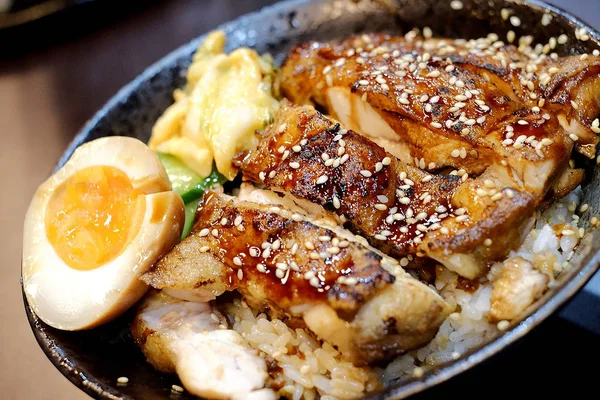 Pui la grătar teriyaki cu orez și ou — Fotografie, imagine de stoc