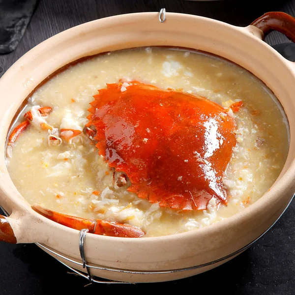 Congee au crabe entier en pot d'argile — Photo