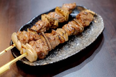 Japon bile delip tavuk (yakitori) sebze ile