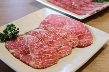 Sigorta primi ham Wagyu Japon sığır eti beyaz plaka üzerinde