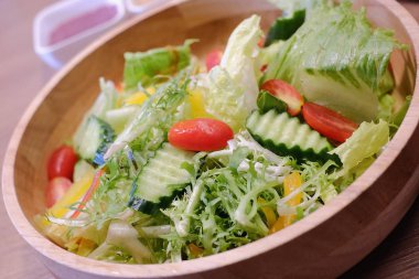 Ahşap kase taze karışık sebze salatası