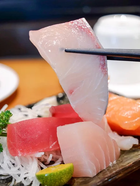 Aproape de sashimi japonez făcut din fructe de mare proaspete în jap local — Fotografie, imagine de stoc
