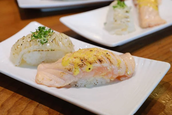 Sushi: Bucătăria japoneză din orez și fructe de mare — Fotografie, imagine de stoc