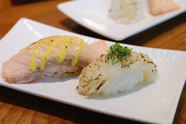 Sushi: Bucătăria japoneză din orez și fructe de mare — Fotografie, imagine de stoc