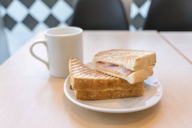 Jambon ve peynirli sandviç ile kahve kahvaltı için