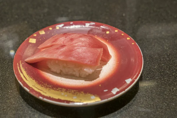 偉大な高価なクロマグロから作られた日本のとろ寿司 — ストック写真