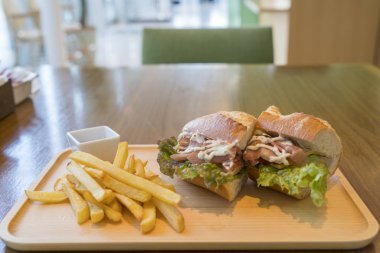 Jambon ve peynirli sandviç patates kızartması ile