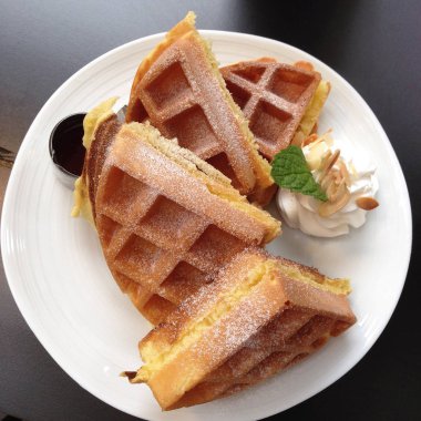 Belçika waffle dondurma ile tabak