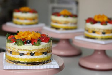 Tatlı kek çilek ve mango ev yapımı