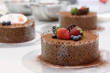 Çikolatalı mousse kek çilek ve yaban mersini