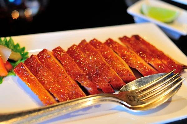Carne de porc prăjită pe o farfurie albă, bucătărie chinezească — Fotografie, imagine de stoc