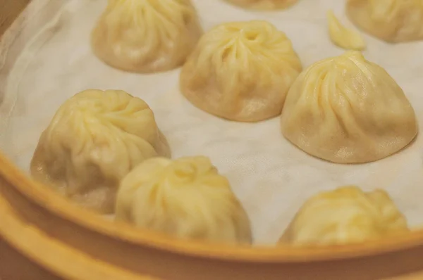 Dumpling de vapor tradicional de Shanghai, Xiao Long Bao, en un bambú — Foto de Stock