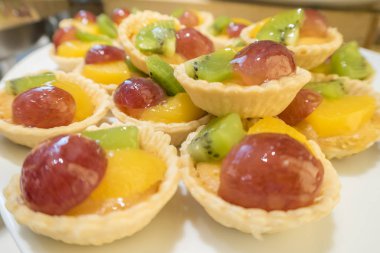 Kivi, mango, üzüm lezzetli tatlı meyve tart pasta 