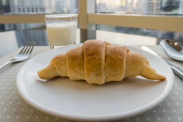 Desayuno con leche y cruasanes frescos, enfoque selectivo —  Fotos de Stock