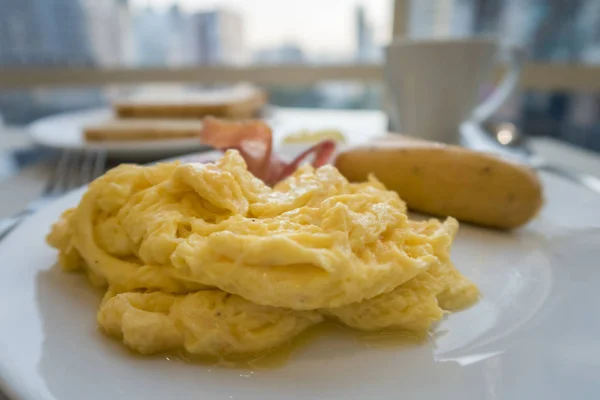 Desayuno con huevos salteados, salchichas y tocino —  Fotos de Stock