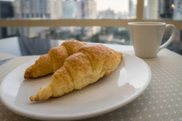 Café da manhã com café e croissants frescos, foco seletivo — Fotografia de Stock