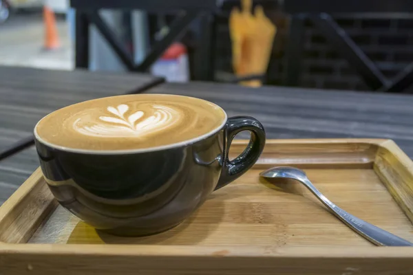 Gorąca sztuka Kawa w filiżance na drewniana taca i Coffee shop rozmycie tła z obrazu bokeh. — Zdjęcie stockowe