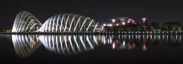 Reflejo del Jardín junto a la Bahía, Singapur, por la noche —  Fotos de Stock