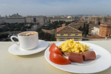 Domates, sosis, yumurta scramble ve kahve ile sağlıklı kahvaltı