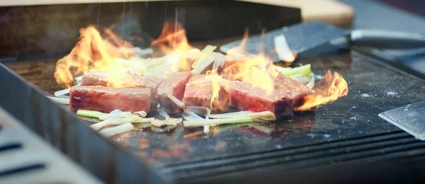Fechar UP de mexa carne frita com chama — Fotografia de Stock