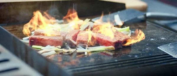 Gros plan de Boeuf frit à la flamme — Photo