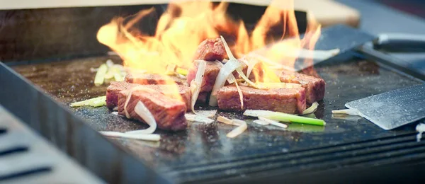 Stir Fried Dana alev ile yakın çekim