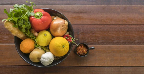 Legumes frescos em uma bandeja, Courgettes, cebola, laranja, limão, para — Fotografia de Stock