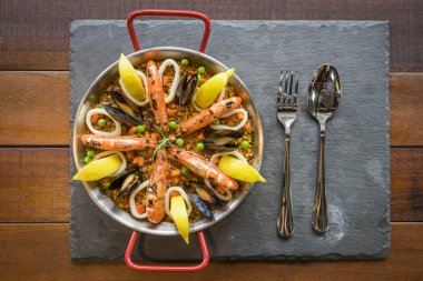 Paella deniz ürünleri sebze ve safran ile geleneksel tavada servis