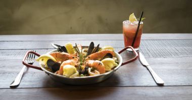 Paella deniz ürünleri sebze ve safran ile geleneksel tavada servis