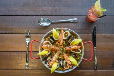 Paella deniz ürünleri sebze ve safran ile geleneksel pan üst görünümünde görev yaptı.