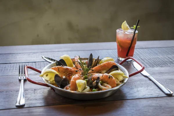 Paella deniz ürünleri sebze ve safran ile geleneksel tavada servis