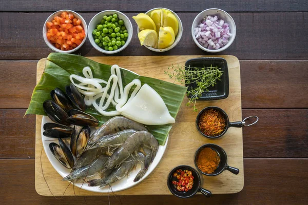 Frutos do mar crus no prato, comida saudável, camarão, lula de amêijoa — Fotografia de Stock