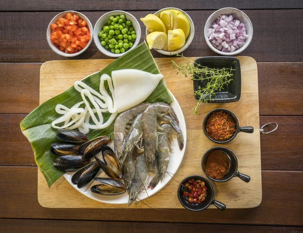 Overhead tiro de frutos do mar crus no prato, comida saudável, camarão, amêijoa — Fotografia de Stock