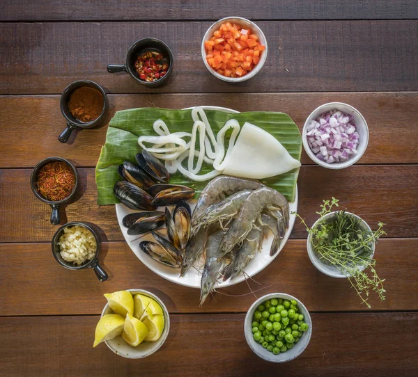 Overhead tiro de frutos do mar crus no prato, comida saudável, camarão, amêijoa — Fotografia de Stock