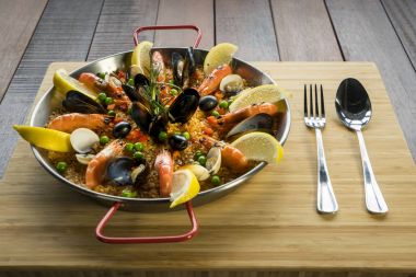 Paella deniz ürünleri sebze ve safran ile geleneksel tavada servis
