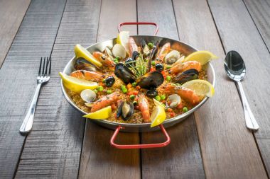Paella deniz ürünleri sebze ve safran ile geleneksel tavada servis