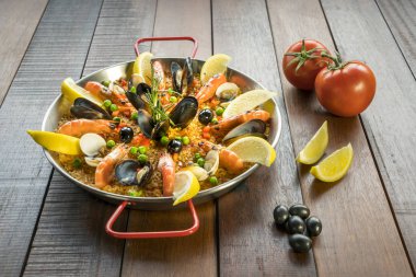 Paella deniz ürünleri sebze ve safran ile geleneksel tavada servis